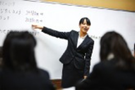 四天王寺大学 2年次に1年間を通して行われる学校インターンシップや3年次以降のボランティア等、多彩な現場体験で実践的な教育力を育みます。