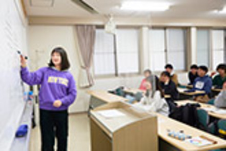 大谷大学 初等教育コース／小学校の教室を模した模擬授業などで、実践力を磨き教員として必要な指導力と心構えを養います