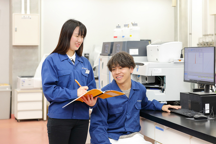 北九州市立大学 国際環境工学部の実験室・演習室には最新機器が並び、最先端の技術が身につく環境が揃っています。