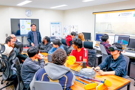 北見工業大学 とある研究室ゼミの風景。日本人だけでなく留学生と一緒に北見ならではの特徴的な研究に触れることができます