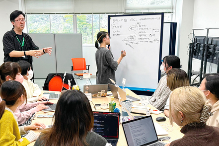 常葉大学 「デジタルプログラミング」では、ゲームで空間をデザインしながら、やり抜く力を養う