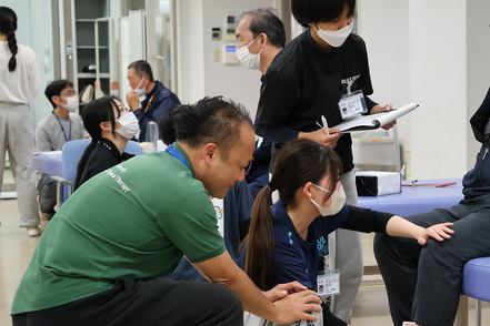 畿央大学 理学療法学科の教員と学生グループが協働して地域の方々を対象に運動相談を行う「KIO元気塾」