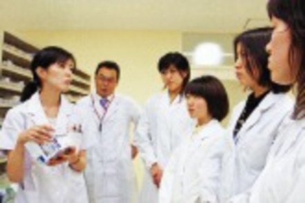 立命館大学 実習では薬剤師経験のある教員が指導。医療現場を重視した実践力を身につけます。