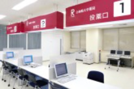 立命館大学 模擬薬局には、患者さんとの対面カウンターなどを完備。現場で必要なノウハウを学習。
