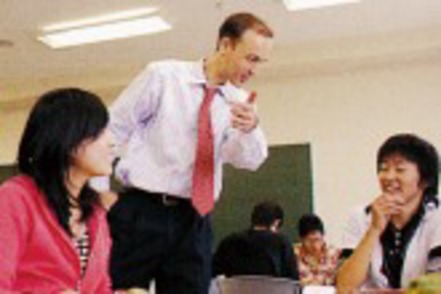 立命館大学 ネイティブ教員による指導で、聞き、話し、読み、書くといった英語の基礎力を養います。
