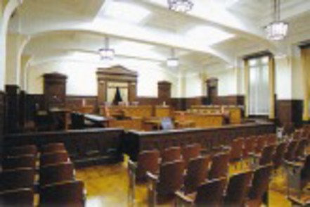 立命館大学 貴重な文化遺産「松本記念ホール陪審法廷」 模擬裁判などで体験的に法律を学べます。