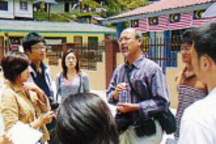 立命館大学 専攻の枠を越えて世界を学ぶエリアスタディ副専攻では、海外に渡り現地でも学びます。