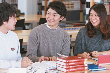 大東文化大学 アメリカ文化論では、近年のアメリカで起きた社会運動や、その背景にある問題をアメリカに伝わる様々な声を手がかりに探ります。