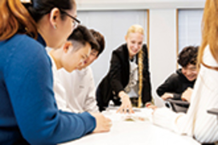 大手前大学 日本から世界へ、世界から日本へ。国際的な視点で学ぶことで、日本社会のあり方を再構築する知見を身につける。