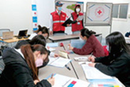 大手前大学 実践力。多彩な実習先で、柔軟な看護力を養う。実習施設で課題や改善に向けた取り組み、地域における看護の多様性を学修します。