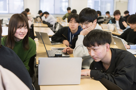 芝浦工業大学 1年次から「システム工学」等を学び、分野を越えて複数の専門領域をつなぐための知識・技能・方法を身につけます