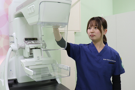 神戸常盤大学 乳がん検査に用いられるマンモグラフィ検査の普及により、女性診療放射線技師のニーズが高まっています