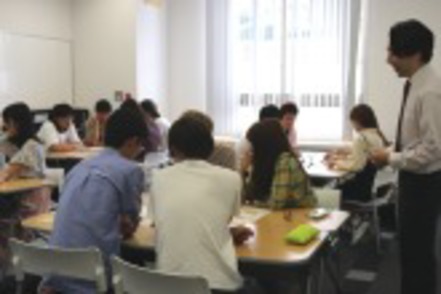 甲南大学 1年次の「基礎ゼミI・II」や2年次以降の「ゼミI・II・III」は1クラスが約20名。少人数で親身な指導を行っています。