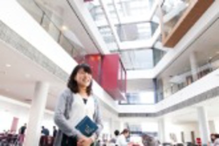 甲南大学 ガラス張りの教室、吹き抜け空間のラウンジなど、学習意欲を高める開放的な雰囲気の施設が充実。