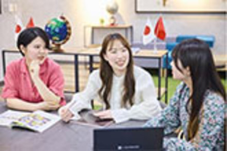 甲南大学  4年間で複数の言語圏での海外学習を経験。多彩な留学制度を組み合わせ、各自の希望に応じて留学を計画することが可能。