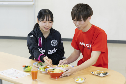 至学館大学 栄養科学科では、病院等での栄養指導のほか、スポーツ栄養の知識と実践力を身につけたワンランク上の管理栄養士を養成