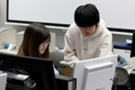 東北文化学園大学 知能情報システム学科1年生は、まずプログラミングの基礎からしっかり学びます