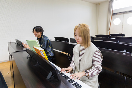 埼玉学園大学 音楽やピアノ、手遊び、絵本読み…。現場をふまえた授業は、学生自身も子どもの頃を思い出し楽しめる!