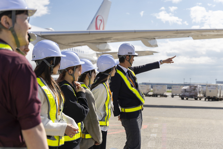 埼玉学園大学 「空港グランドハンドリング協会」に大学として初めて加盟しました。（羽田空港の制限エリア内の見学写真）