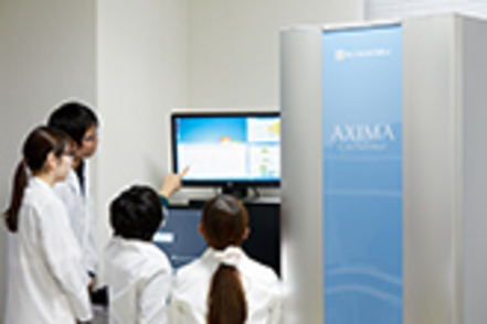 国際医療福祉大学 最新の設備を使用して学内実習・卒業研究を行う(写真は医学検査学科)