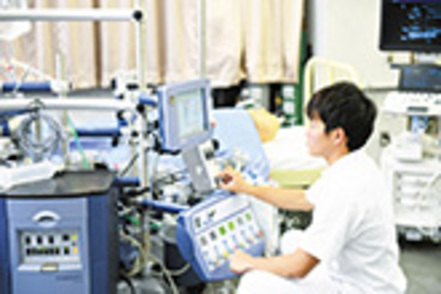 鈴鹿医療科学大学 臨床工学科／患者さまの命を支える数々の医療機器の操作・保守点検を学びます。