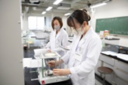 武蔵野大学 徹底した少人数制により学生と教員の距離が近いことが、質の高い学修と高い国家試験合格率につながっています。