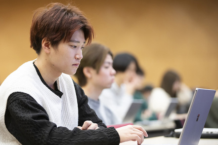 武蔵野大学 社会のあらゆる分野で求められるデータ分析に欠かせない、統計的手法を学ぶ授業やゼミが充実しています。