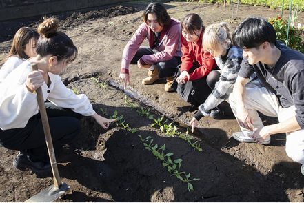 武蔵野大学 武蔵野大学のキャンパスだけでなく、自然、地域、企業、世界、“地球ぜんぶ”をつかってウェルビーイングを学びます。