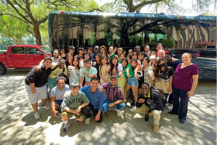 武蔵野大学 グローバルコミュニケーション学科では、学生全員が海外留学を行い、主体性と探求心を育みます。