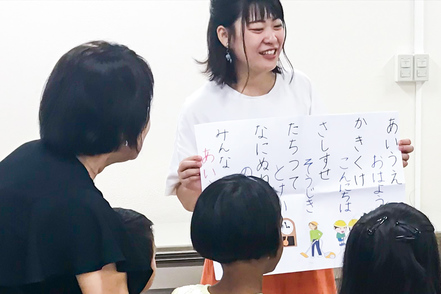 武蔵野大学 日本語コミュニケーション学科の学生は留学生と日本人がほぼ同数。常に多文化・多言語に触れられる環境です。