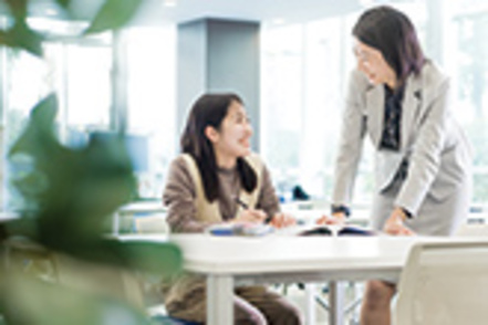 高崎健康福祉大学 教員1名が学生4~5名を担当するアドバイザー制度。国家試験対策でも学生と教員がしっかり向き合いサポート体制も万全です。