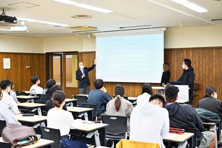 駿河台大学 事例研究を通じてホテルビジネスを考える授業があります。長年ホテル業界で経験を重ねた担当教員による実践的な学びが特徴です。
