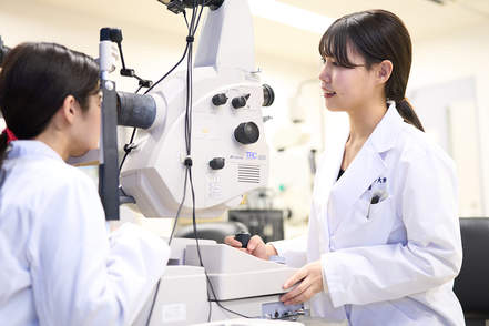 大阪人間科学大学 医療福祉学科 視能訓練専攻／現場と同様の設備・機器を活用し、検査についての技術を磨く