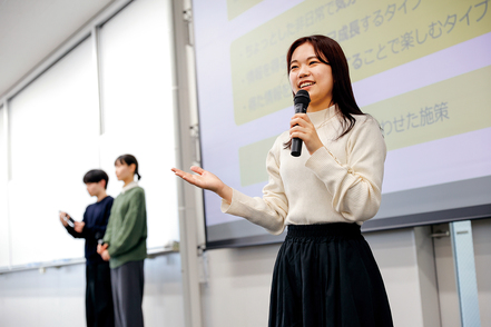 愛知大学 専門演習は両学科の必修科目。研究報告とそれに続く質疑で専門分野の学びを深めます
