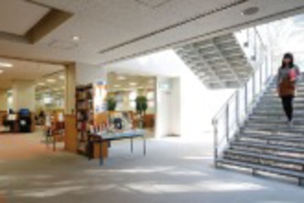 愛知大学 大学全体で133万冊超の蔵書を持つ図書館・研究所。重要・希少文献を多数所蔵し、学びを支えています