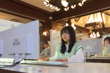 武庫川女子大学 入学から卒業まで専用で使える畳一帖サイズの製図机とパソコンを完備したスタジオ