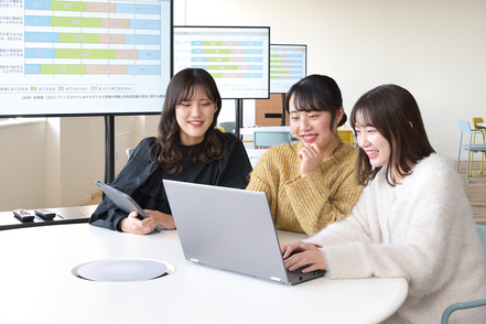 武庫川女子大学 情報の新しい学びに、文系、理系問わず挑戦できる「社会情報学部」