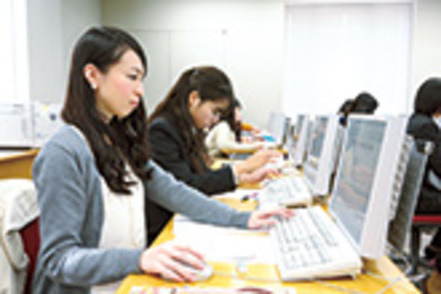 武庫川女子大学 日本語日本文学科では、日本語教育から古典文学・近現代文学、書道教育、さらにはハイレベルなICT知識を修得