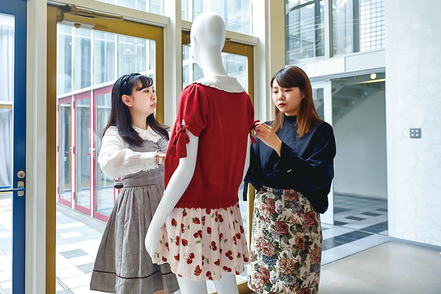武庫川女子大学 衣服・雑貨・家具・インテリア・住居・建築・まち・都市との関係を総合的に捉えます