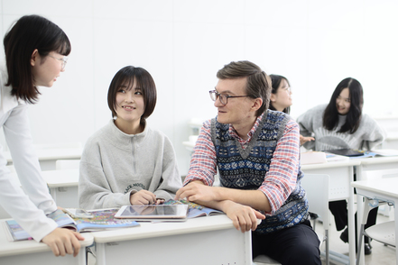 川村学園女子大学 【国際英語学科】高い英語スキルと国際的な視点をそなえた語学のエキスパートを目指します