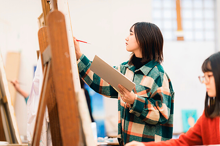 金沢学院大学 絵画専用の実習室でじっくりと作品制作に取り組むことができます