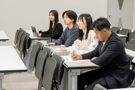 金沢学院大学 公務員、金融、商社、高校教員など多様な将来を実現することが可能です