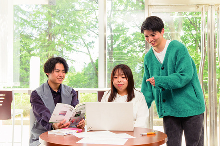 金沢学院大学 学生の視点を生かしたさまざまなプロジェクトを立ち上げ、グループワークで実践的に学びます
