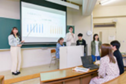 金沢学院大学 専門性を強みに中学校や高等学校の国語や英語、社会、地理歴史科目の教員、司書、学芸員、日本語教員、公認心理師としての未来も