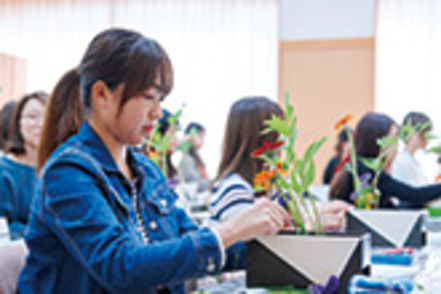 学習院大学 書道、華道、茶道、香道、有職故実の5つの伝統文化演習を開講。日本の伝統文化について、実技と知識の両面から理解を深めます。