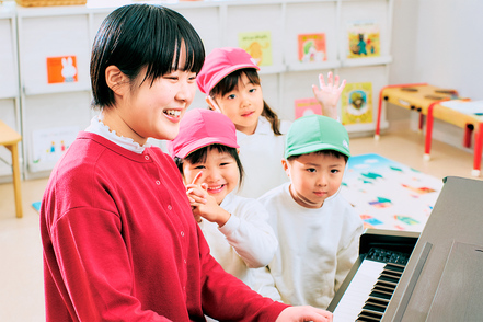 京都光華大学※仮称 4年間を通して、同一敷地内にある併設幼稚園・小学校にて演習を実施。交流経験を積むことで、現場で通用する力を身につけます。