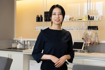 ネイリストとして働く石間 千織さん