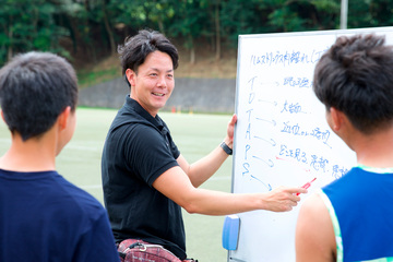 アスレティックトレーナーとして働く竹島　弘晃さん