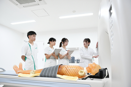 群馬パース大学 【検査技術学科】検査値の異常から患者さんの状態が把握でき、臨床現場で診療のサポートができる臨床検査技師を育成します。