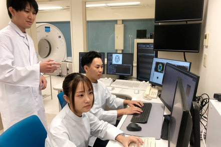 川崎医療福祉大学 医療データサイエンス学科では、情報システムの管理や収集されたシステム内のデータを用いて科学的なデータ解析等を学びます